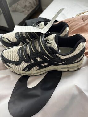 Asics Men’s Gel-Kayano 20White & Black Mesh Athletic Sneakers